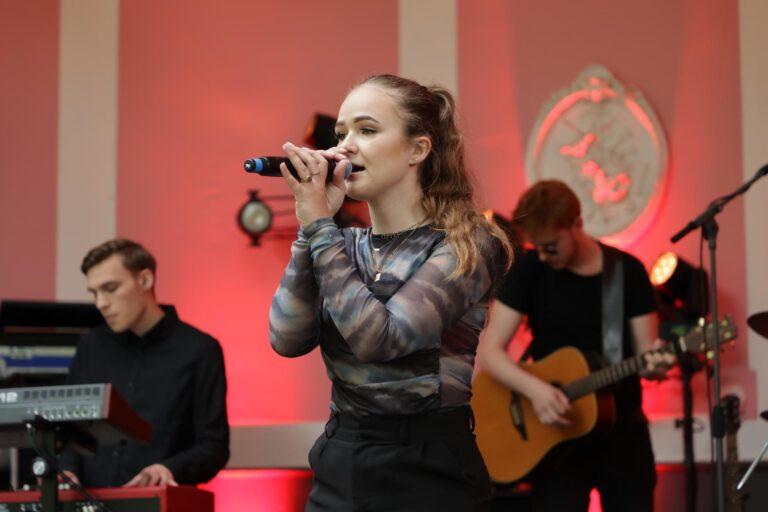 Melissa Pander zingt op het podium