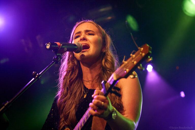 Melissa Pander met gitaar